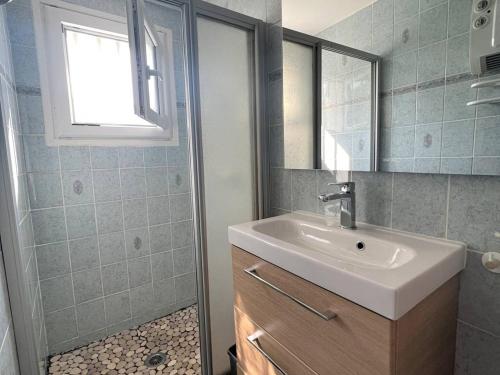 une salle de bain avec un lavabo, un miroir et une douche dans l'établissement Coquet T1 Bis avec Terrasse en Rez-de-Jardin, Cambo-les-Bains - FR-1-495-91, à Cambo-les-Bains