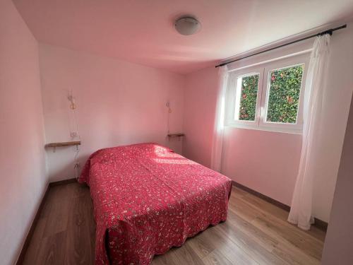 - une chambre avec un lit rouge et une fenêtre dans l'établissement Coquet T1 Bis avec Terrasse en Rez-de-Jardin, Cambo-les-Bains - FR-1-495-91, à Cambo-les-Bains