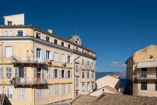 Newly Renovated 1730's Venetian Loft (01) !