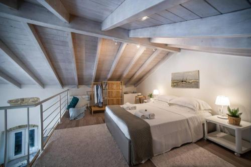 Newly Renovated 1730's Venetian Loft (01) !