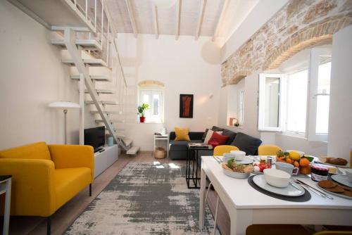 Newly Renovated 1730's Venetian Loft (01) !