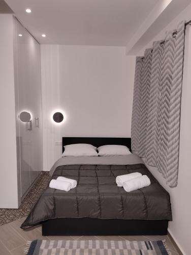 - une chambre avec un grand lit et 2 oreillers dans l'établissement Juliet IsimeriaHomz, à Thessalonique