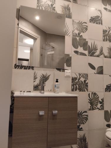 La salle de bains est pourvue d'un lavabo et d'un miroir. dans l'établissement Juliet IsimeriaHomz, à Thessalonique