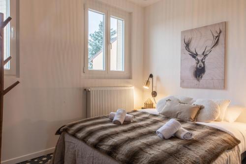 DIFY Chalet a la ville - Parilly في فينيسيو: غرفة نوم عليها سرير وفوط