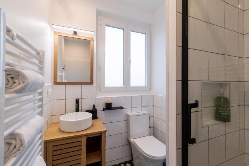 DIFY Chalet a la ville - Parilly في فينيسيو: حمام مع مرحاض ومغسلة ومرآة