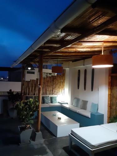a living room with a couch and a table at VIVEMAR PUNTA HERMOSA - Beach House Lima - Perú in Punta Hermosa