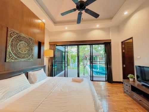 普吉市的住宿－Lucky Villa,Chalong business district，一间卧室配有一张床和吊扇