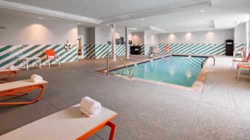a large swimming pool in a hotel room at Holiday Inn - Clarksville Northeast by IHG in Clarksville