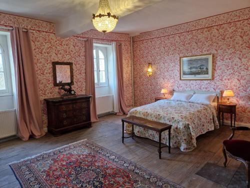 sypialnia z łóżkiem i żyrandolem w obiekcie Château St Justin w mieście Saint-Justin