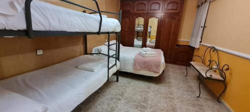 Кровать или кровати в номере Apartamentos Los Robles