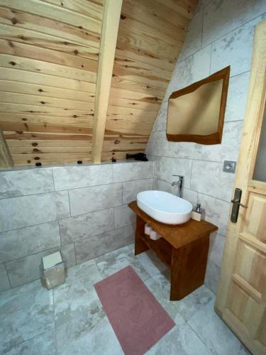 uma casa de banho com um lavatório e um tecto em madeira em Lelvani Suite Bungalow em Rize