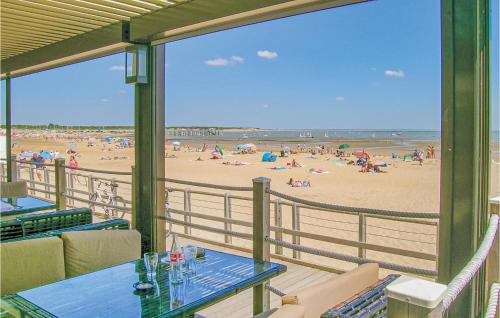- une vue sur la plage depuis le balcon d'un restaurant de plage dans l'établissement Three-Bedroom Holiday Home In La Tranche Sur Mer, à La Tranche-sur-Mer