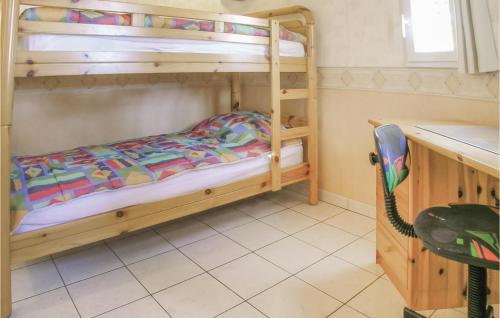 ラ・トランシュ・シュル・メールにある3 Bedroom Lovely Home In La Tranche Sur Merの二段ベッド2組付きの二段ベッド付きの部屋