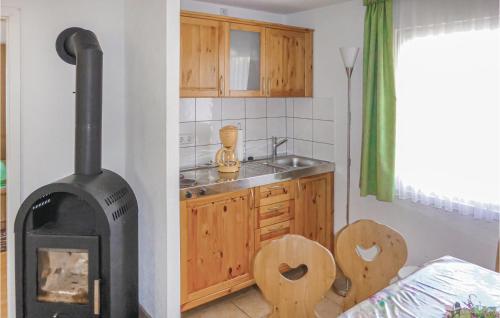 eine Küche mit einem Holzofen im Zimmer in der Unterkunft Ferienhaus Hauptstrasse C in Eichigt