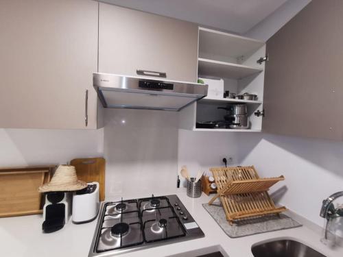 a white kitchen with a stove and a sink at Superbe appart cosy au centre de Casa+Free Parking in Casablanca