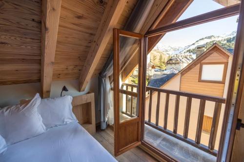 um quarto com uma cama e uma grande janela em WOW views next to the ski lift! em Baqueira-Beret