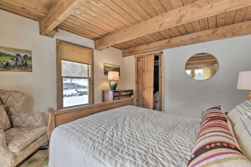 Ένα ή περισσότερα κρεβάτια σε δωμάτιο στο Upscale Montgomery Cabin, Near Jay Peak Resort!