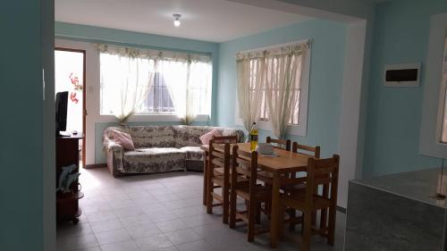 sala de estar con mesa y sofá en IntiPunku, en Cerro Azul