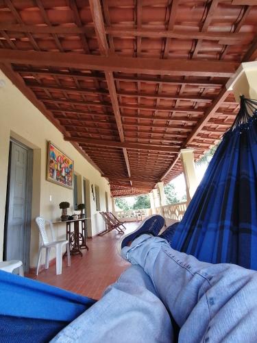 a bed in a living room with a wooden ceiling at HOTEL FAZENDA Engenho Velho in Ubajara
