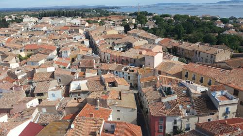 uma vista aérea de uma cidade com telhados em La Tonnelière em Marseillan