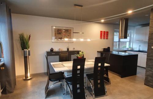 - une cuisine avec une table et des chaises dans la chambre dans l'établissement Casa Joda, à Hügelsheim