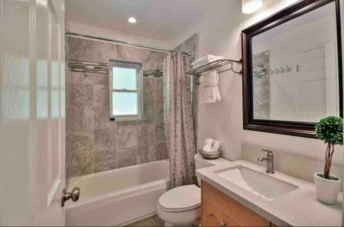 Koupelna v ubytování House in Tri-valley area ! Relaxing place to stay!