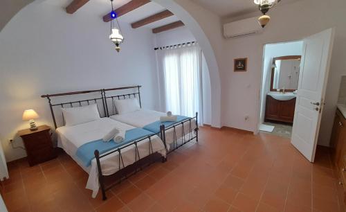 sypialnia z dużym łóżkiem w pokoju w obiekcie Villa Almyra w mieście Egina