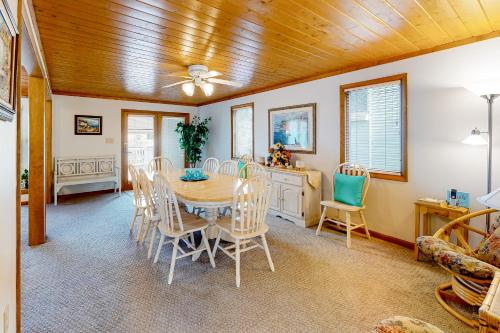 a dining room with a table and chairs at Gull's Nest --- 39638 S Gulls Way Ct in Bethany Beach