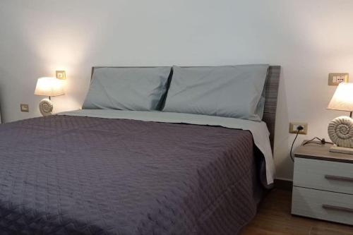 1 dormitorio con 1 cama grande y 2 lámparas en Casa Bellavista, en Villarios