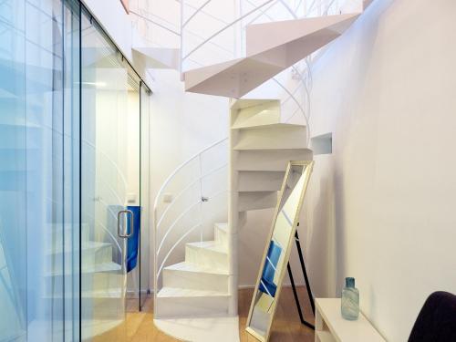 ヴィゼウにあるApartamentos Premium Familiares - Loft Guesthouse BeMyGuest Viseuのガラス壁の家の階段