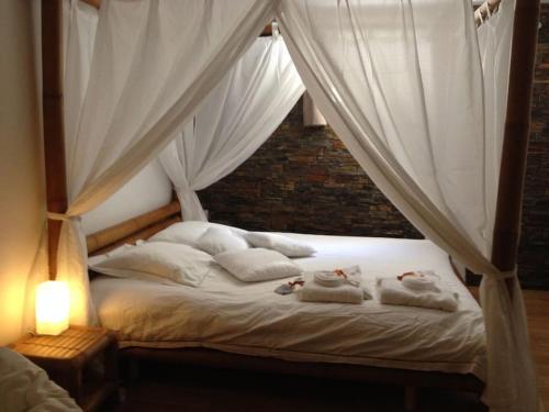 1 dormitorio con 1 cama con toallas en Bulle de tendresse en Provence - Parking Piscine & Jaccuzzi - Peypin, en Peypin
