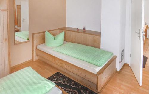 una stanza con una panchina e un cuscino verde di Amazing Home In Eichigt-ot Sssebach With Ethernet Internet a Eichigt