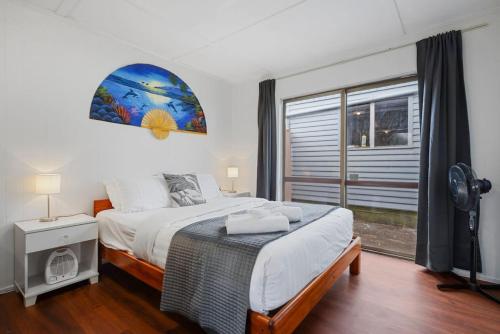En eller flere senge i et værelse på Cosy Renovated Two Bed Garden Apt - WIFI - Netflix