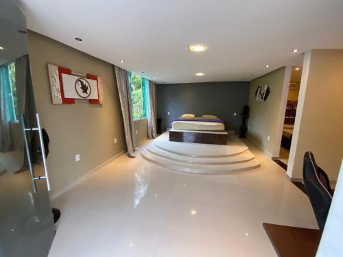 1 dormitorio con 1 cama en el centro de una habitación en Casa na Praia Norte da ilha, en Florianópolis