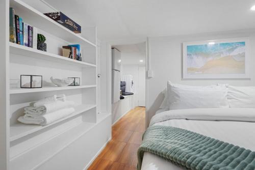 Кровать или кровати в номере Newly Renovated Studio w Parking - Wifi - Netflix