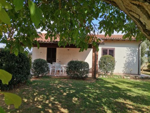 una casa con mesa y sillas en el patio en Il Punto Verde, en SantʼAntonio