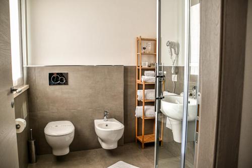 ein Bad mit einem WC, einem Bidet und einem Waschbecken in der Unterkunft Tramonti e Lago in Pisogne