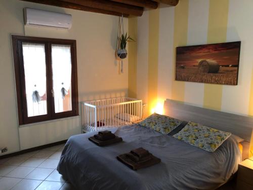 a bedroom with a bed with two towels on it at Casa Giulia - Tramonto - Valeggio sul Mincio in Valeggio sul Mincio