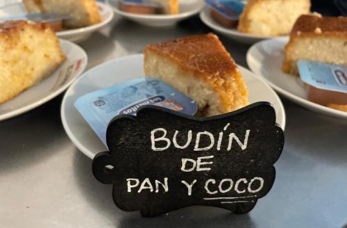 a sign that says burnin de pan ycooca on a plate of cakes at Hotel Select in Piriápolis