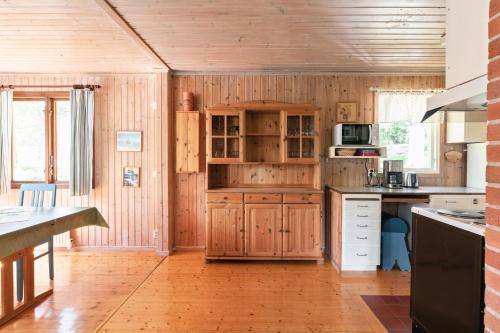 Kuchyň nebo kuchyňský kout v ubytování Authentic Swedish family home on the archipelago