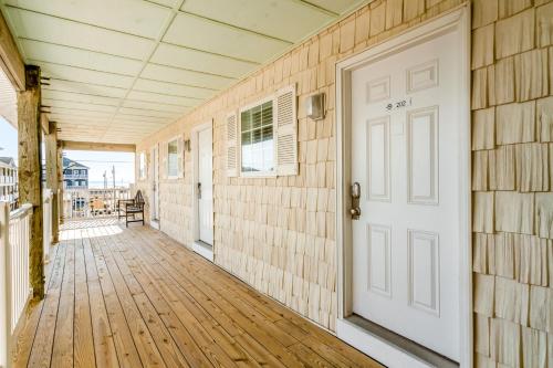 eine leere Veranda mit einer weißen Tür an einem Haus in der Unterkunft Sunset Bliss in Surf City
