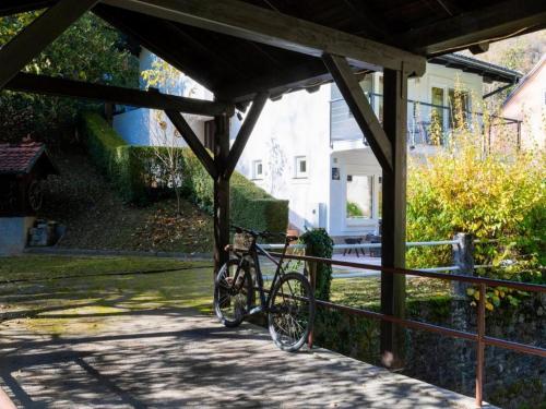 ein Fahrrad, das unter einer hölzernen Pergola geparkt ist in der Unterkunft Holiday Home Lupita 1 in Cerje