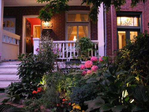 una casa con un jardín de flores delante de ella en A Seaton Dream en Toronto