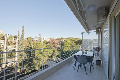 LucyZen! Stylish Apt, Athenian Riviera, near beach