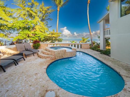 Πισίνα στο ή κοντά στο Newly Renovated 8 Bedroom Ocean Front Villa with Pool