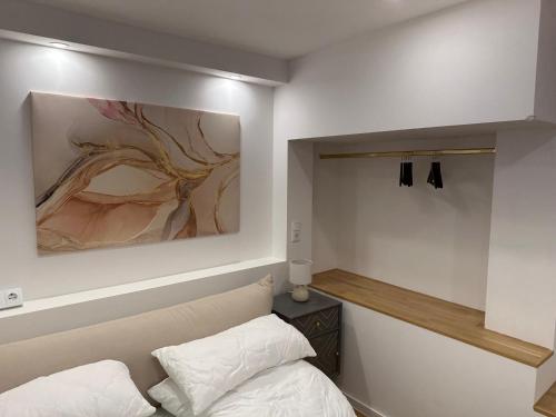 ein Schlafzimmer mit einem Bett und einem Wandgemälde in der Unterkunft BLISS - Arbeitsplatz, Docking Station, Netflix in Wiesbaden