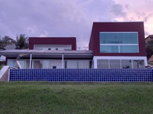 ein Haus mit einem blauen Kachelzaun davor in der Unterkunft SITIO EM IBIUNA CONDOMINIO RECREIO VERDE in Ibiúna