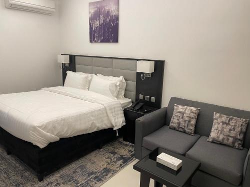 a hotel room with a bed and a couch at أجنحة الطائف - اقتصادي in Taif