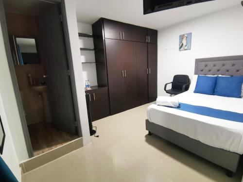 um quarto com uma cama e uma casa de banho com um chuveiro em Andaliving Campo Valdes Hospedaje em Medellín