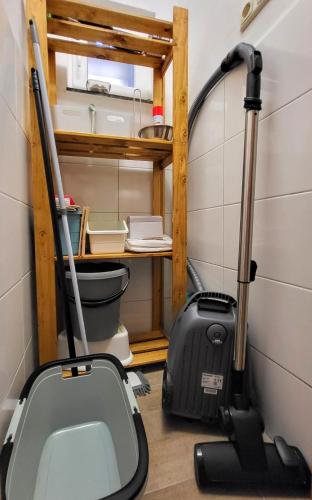 a bathroom with a vacuum cleaner and a toilet at Ferienwohnung Berge & Seen in Hohenpeißenberg